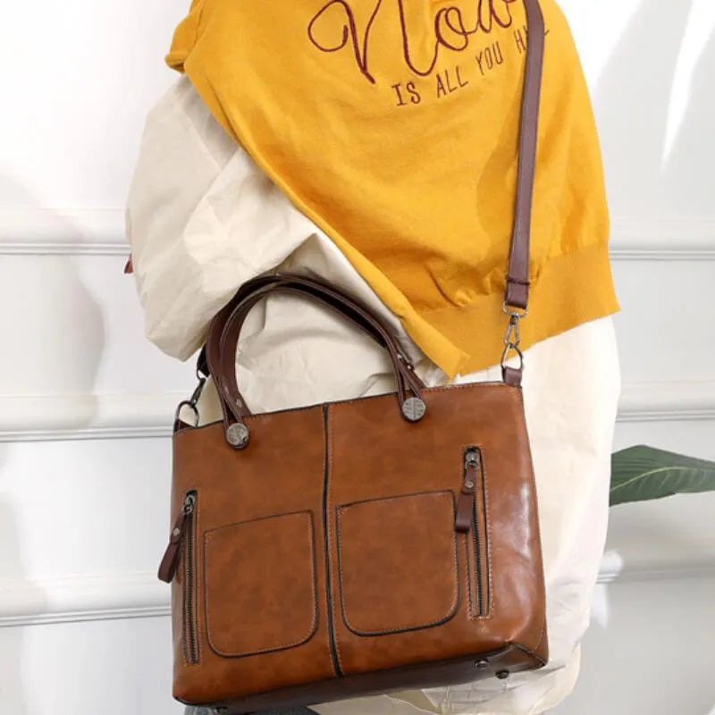 Vista lateral del bolso de hombro Adelina mostrando su profundidad