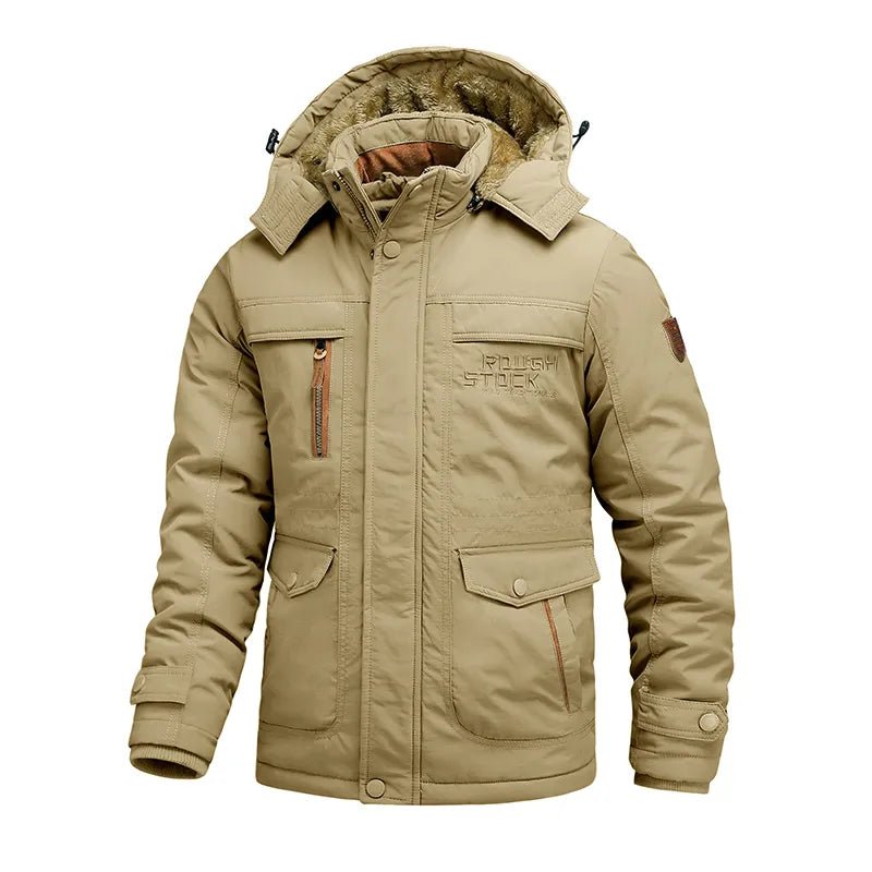 Hombre con chaqueta de invierno BORALIS en color caqui al aire libre