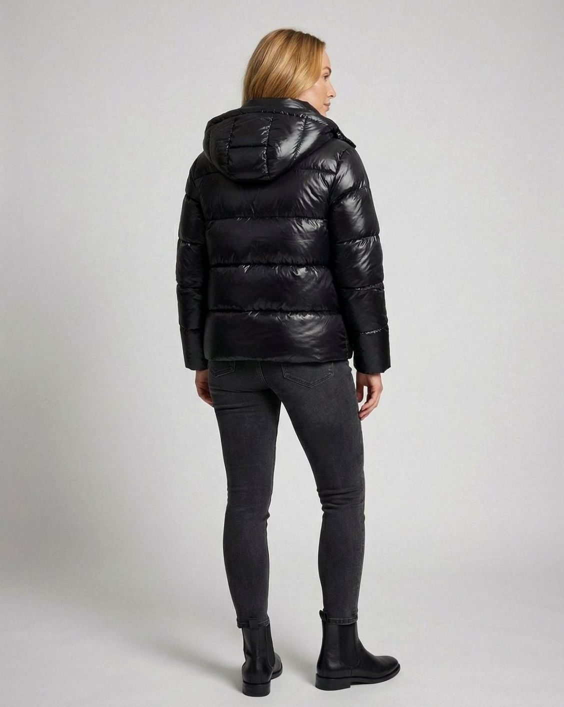 Plumífero acolchado holgado combinado con leggings y zapatillas