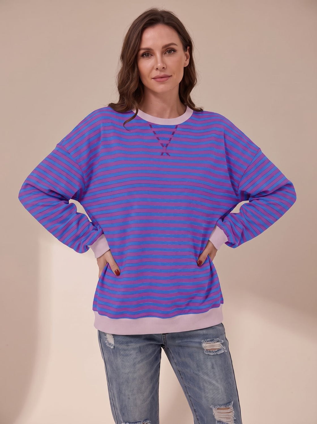 Detalle de la tela y las rayas retro de la sudadera BRIZEL