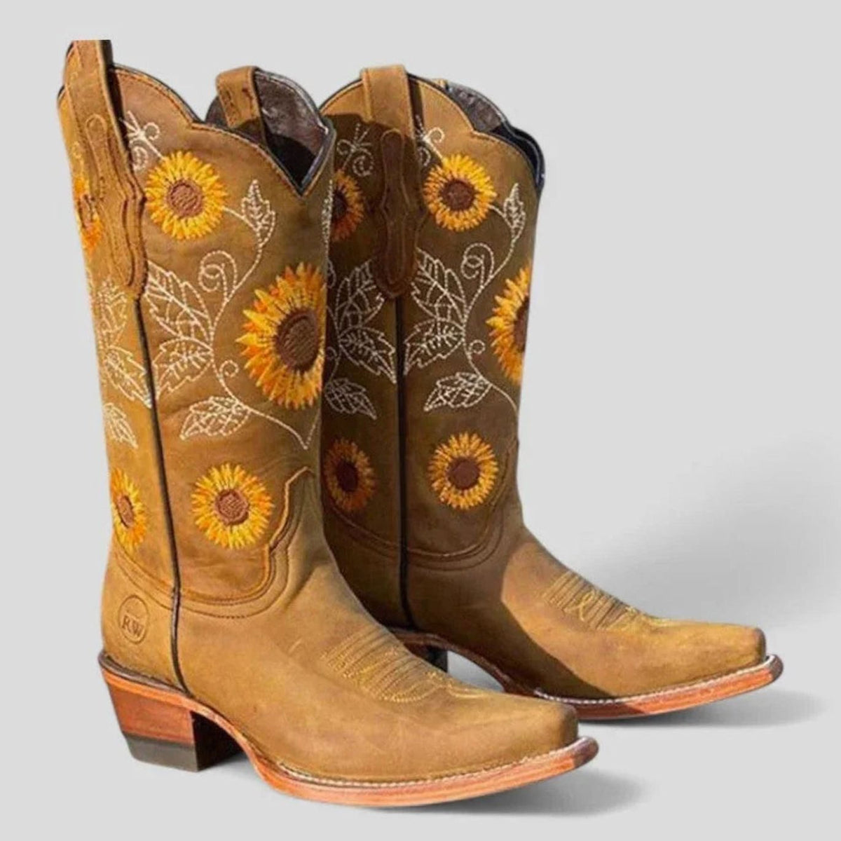 Botas camperas bordadas con tacón bajo tipo bloque, ideales para looks western