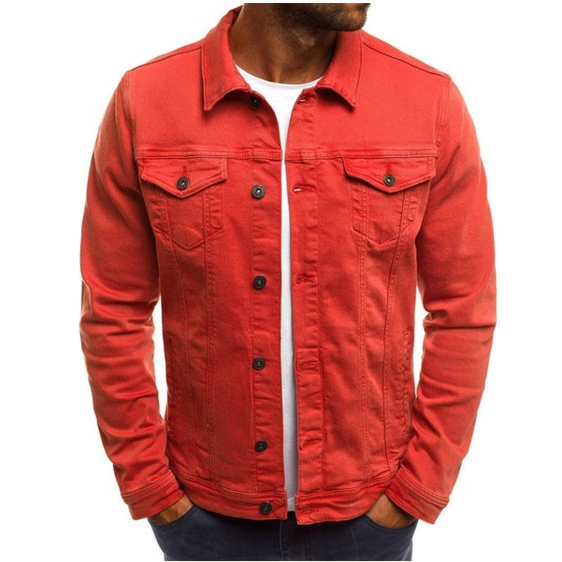 Chaqueta vaquera Kellan combinada con look casual masculino