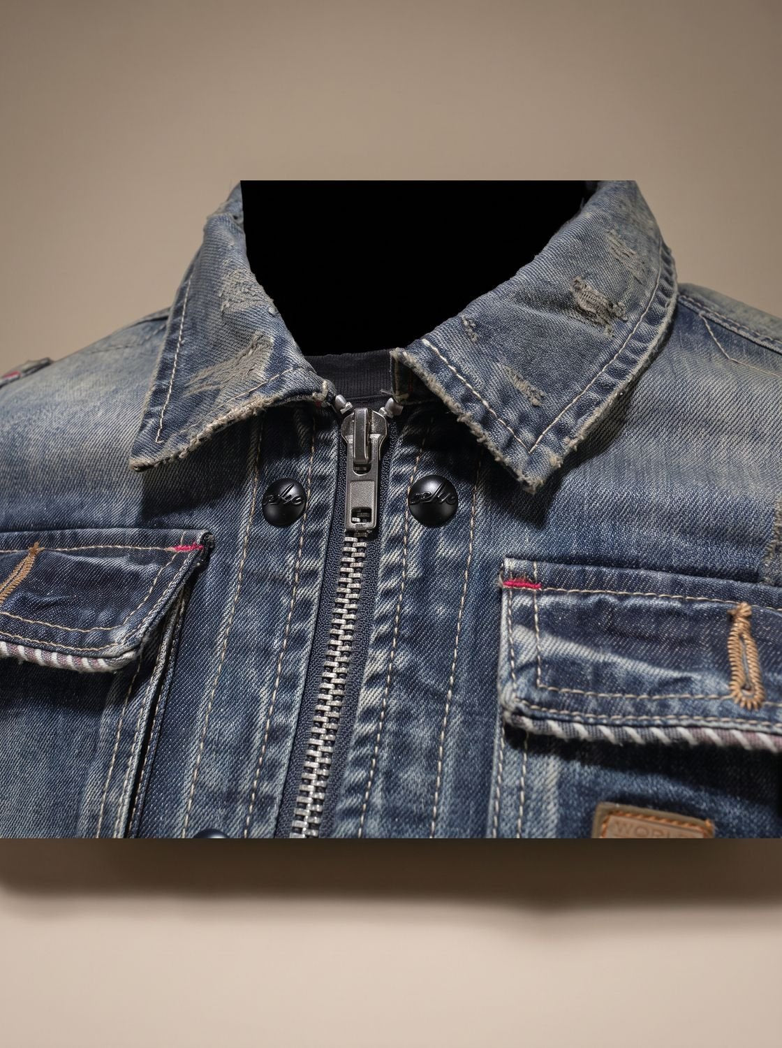Detalle de la tapeta de botones y acabado desgastado de la cazadora Marlon