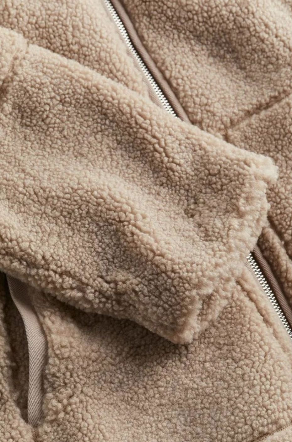 Vista frontal de la chaqueta de borreguito FROSTELLA en color beige