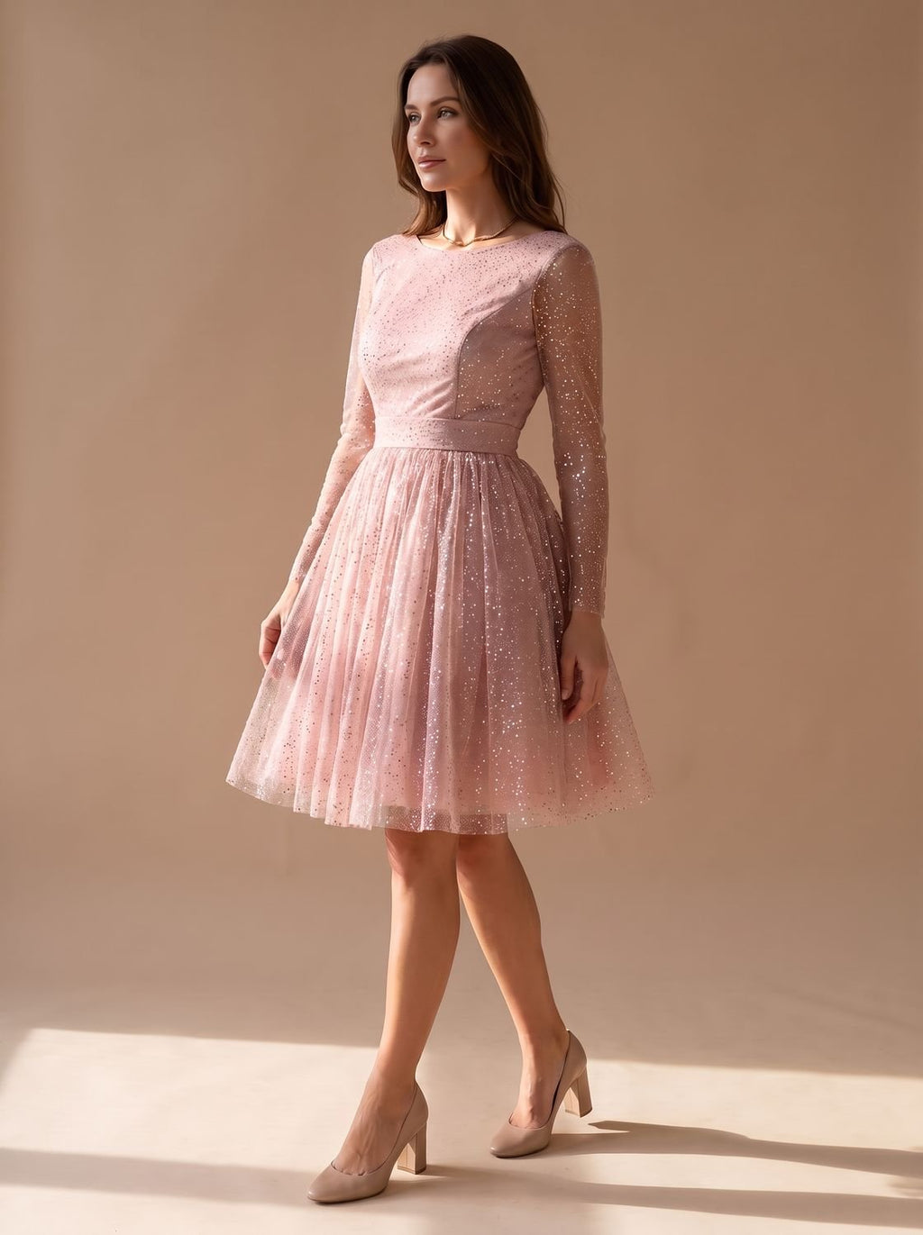 Espalda del vestido de tul con glitter y mangas largas semitransparentes