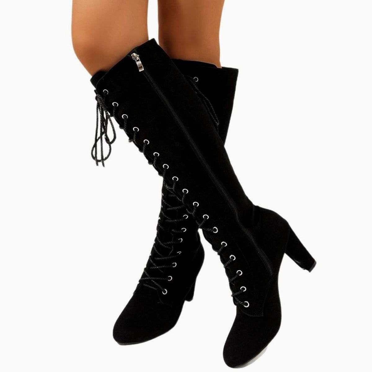 Mujer luciendo botas altas mosqueteras combinadas con look de invierno