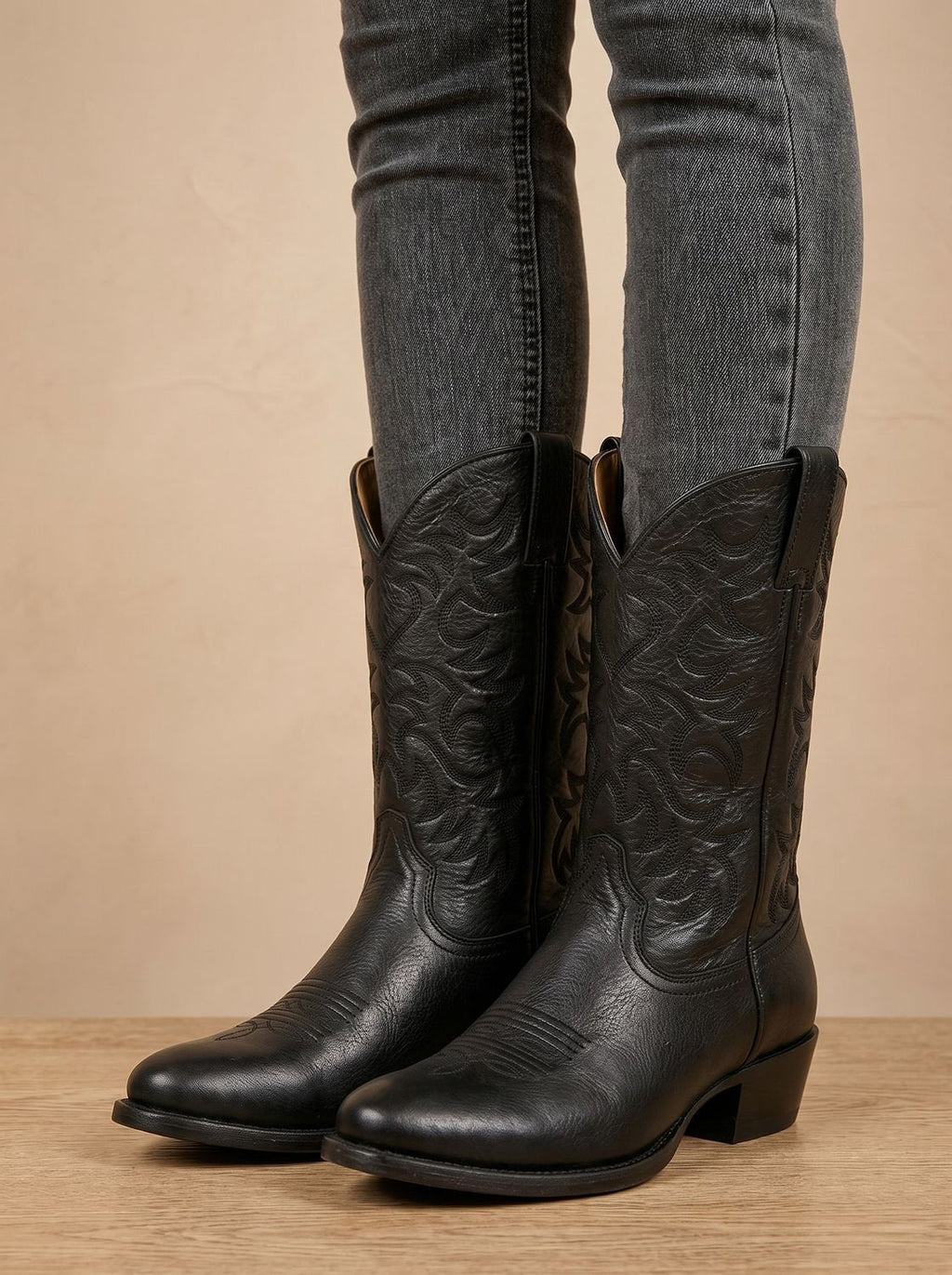 Detalle del bordado western en botas camperas de caña media