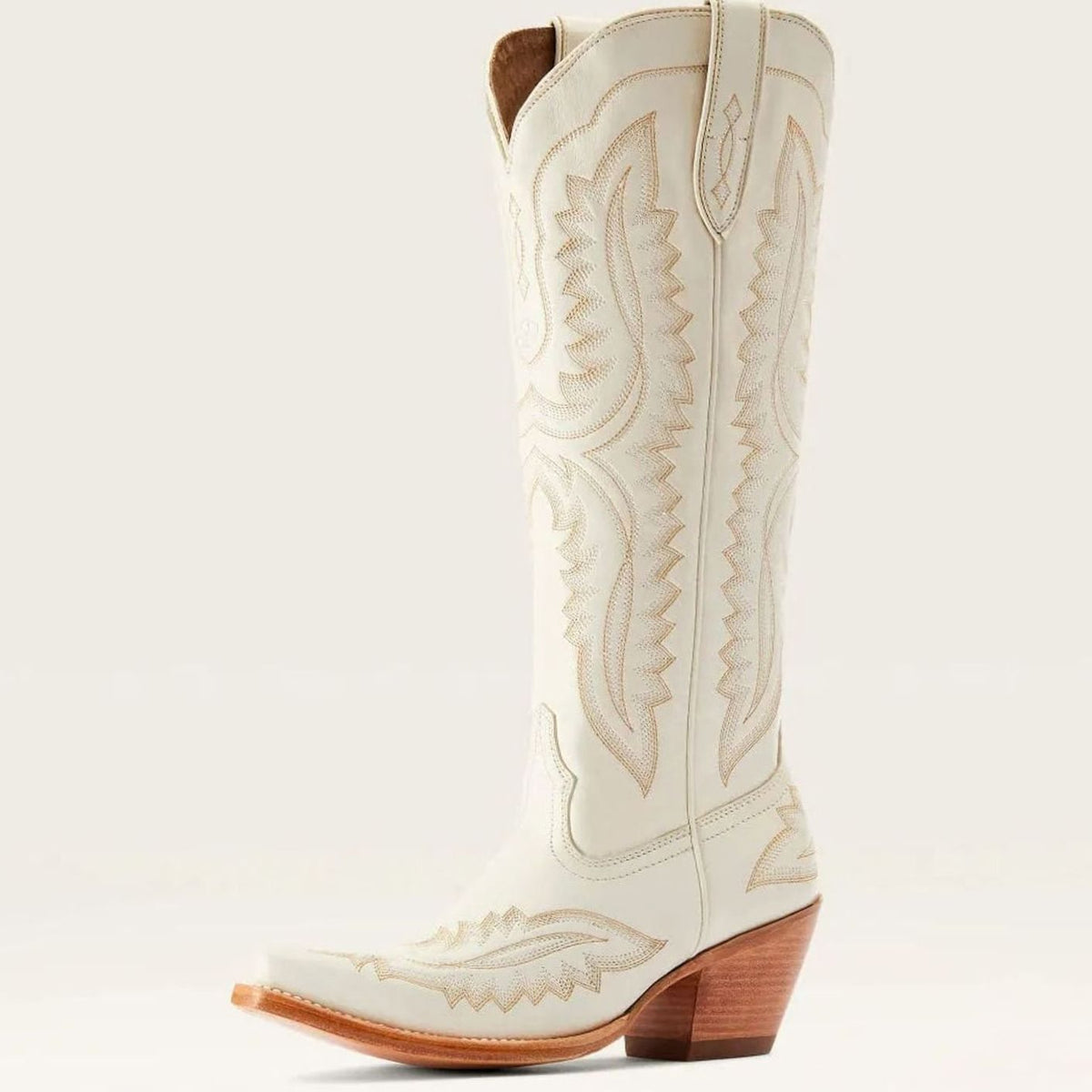 Modelo luciendo las botas camperas con jeans ajustados