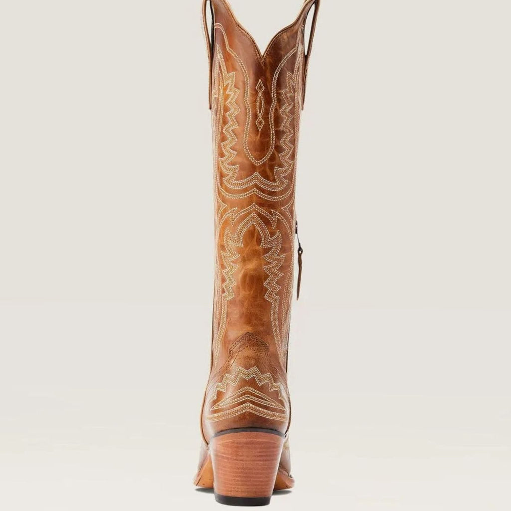 Botas bordadas de mujer combinadas con look casual denim
