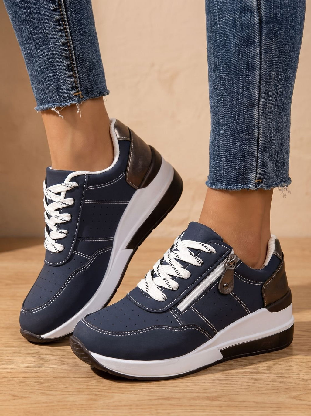 Zapatillas de cuña Nadora con cordones para mujer, vista lateral