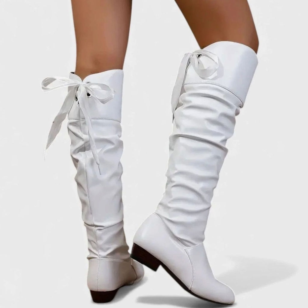 Botines de mujer combinados con vestido y medias para un look de noche
