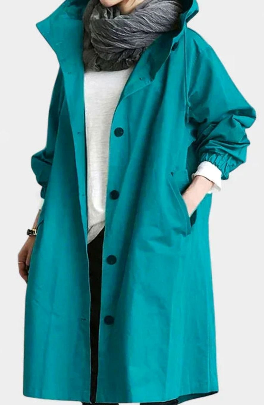 Gabardina oversize en tono gris combinada con botines