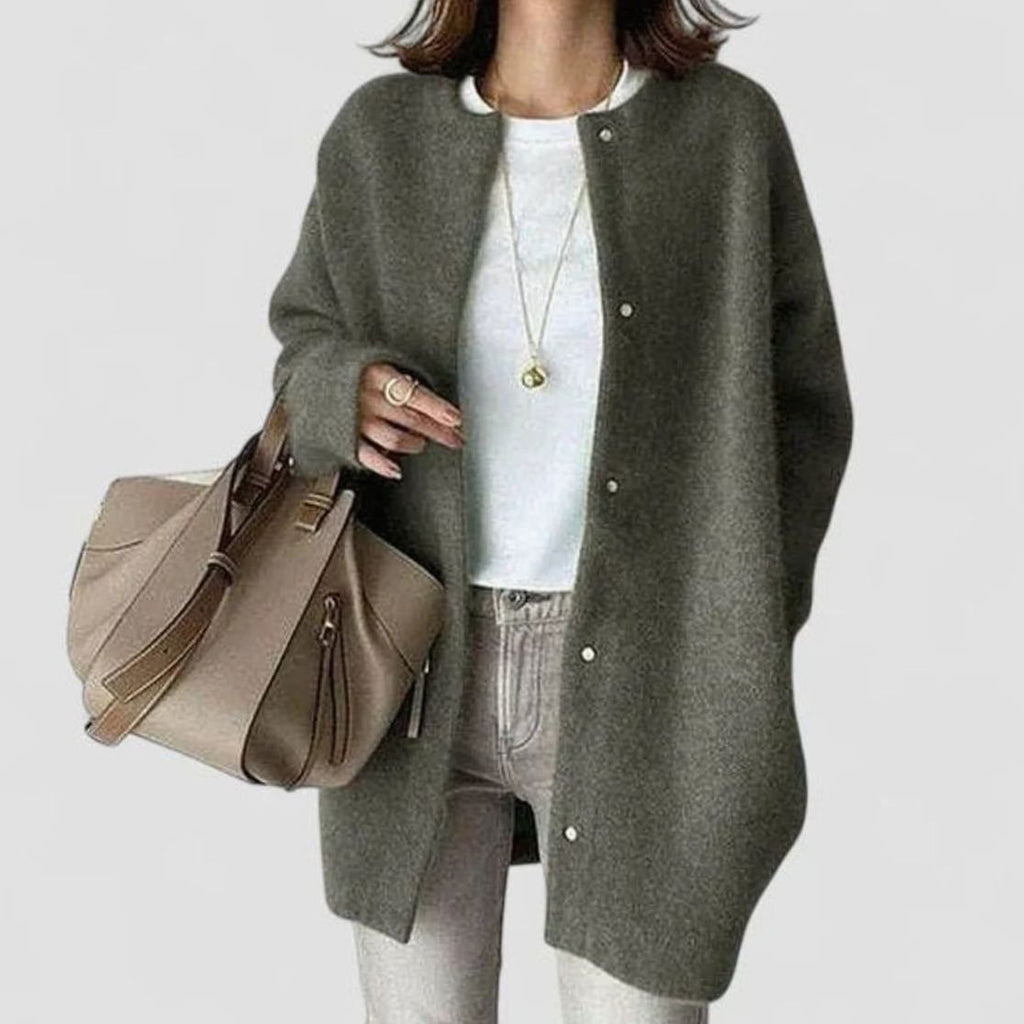Cárdigan de punto oversize combinado con ropa de oficina informal