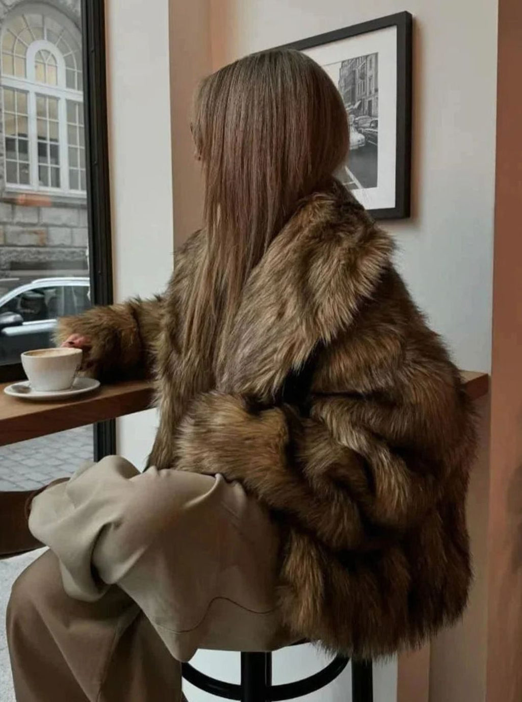 Abrigo de pelo sintético marrón combinado con look casual urbano