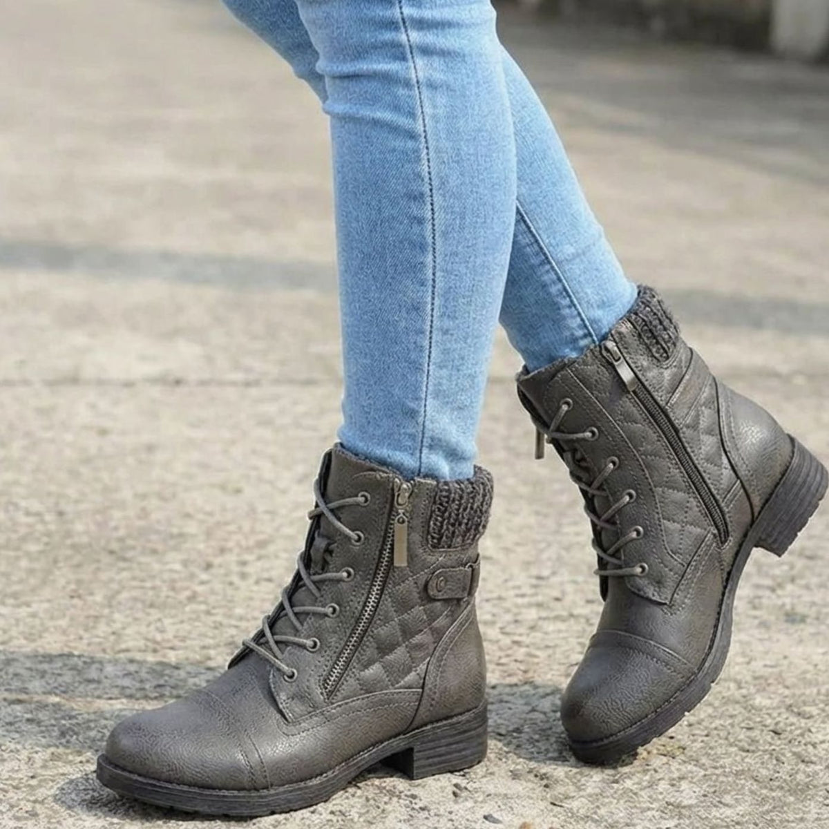 Botines de mujer en color negro con diseño acolchado