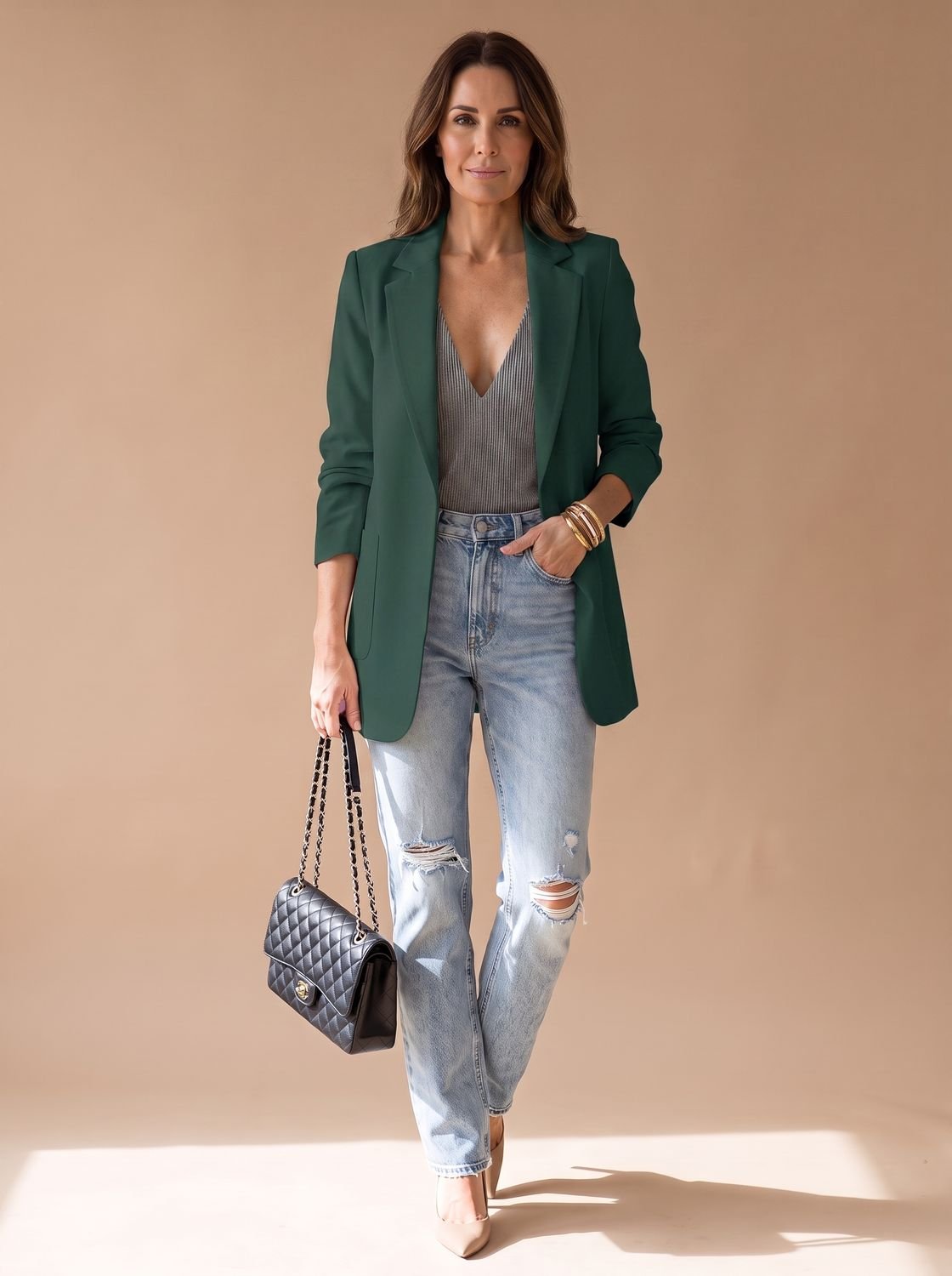 Mujer luciendo el blazer midi en un entorno urbano casual