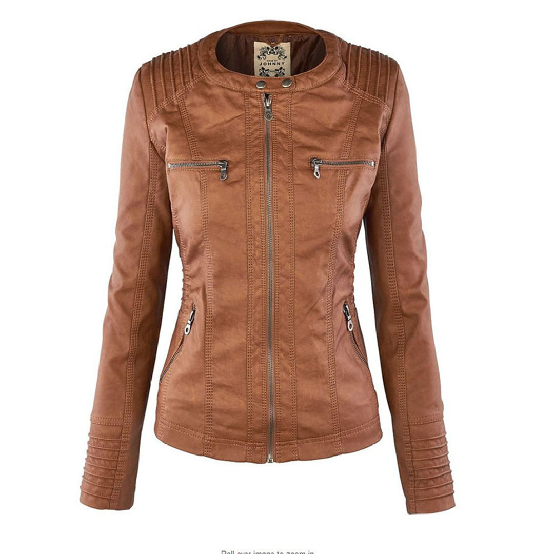 Chaqueta de cuero Nerea vista de espaldas con capucha